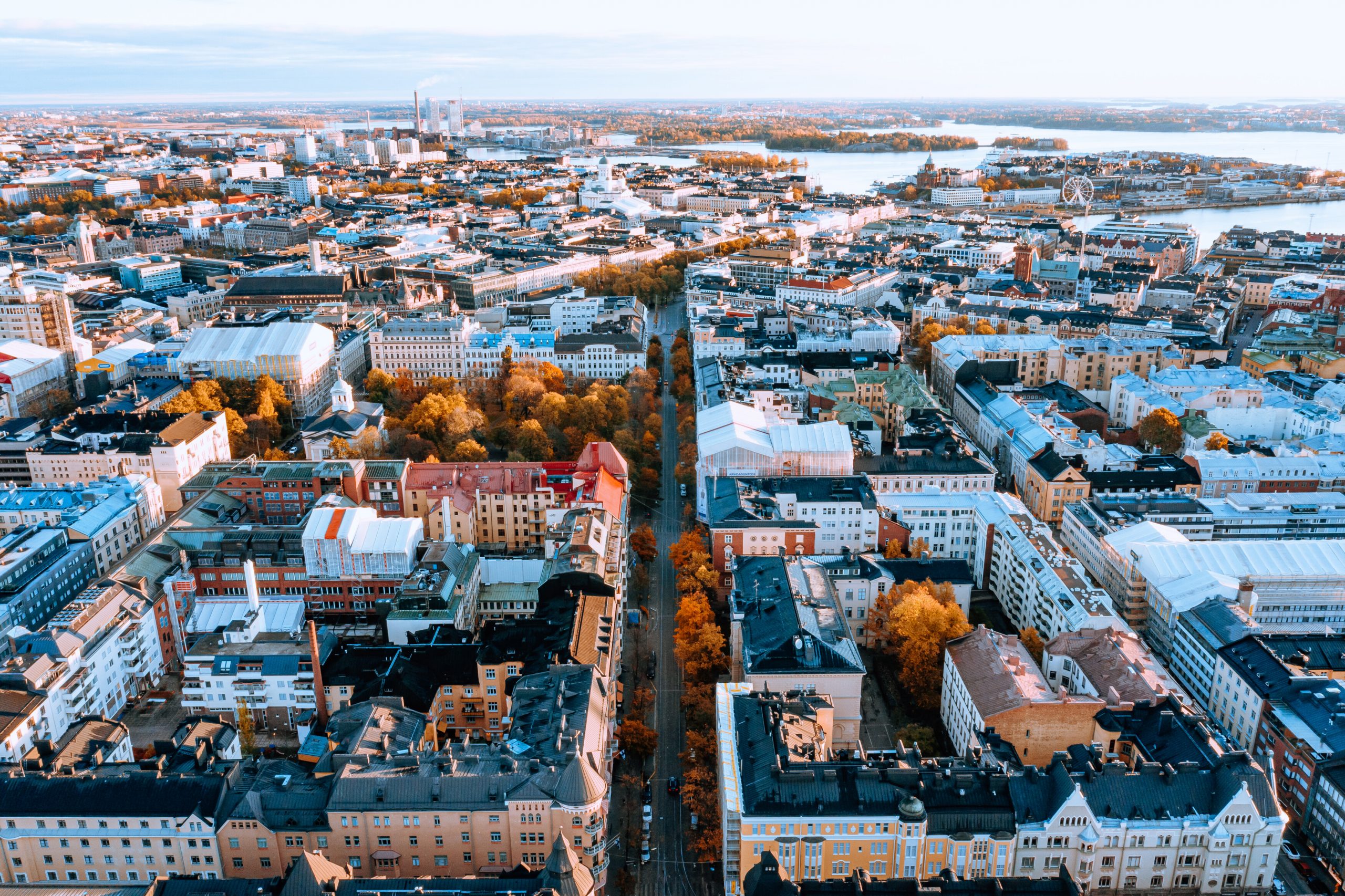 Ilmakuva Helsingin keskustasta. Taloja ja taustalla merta.